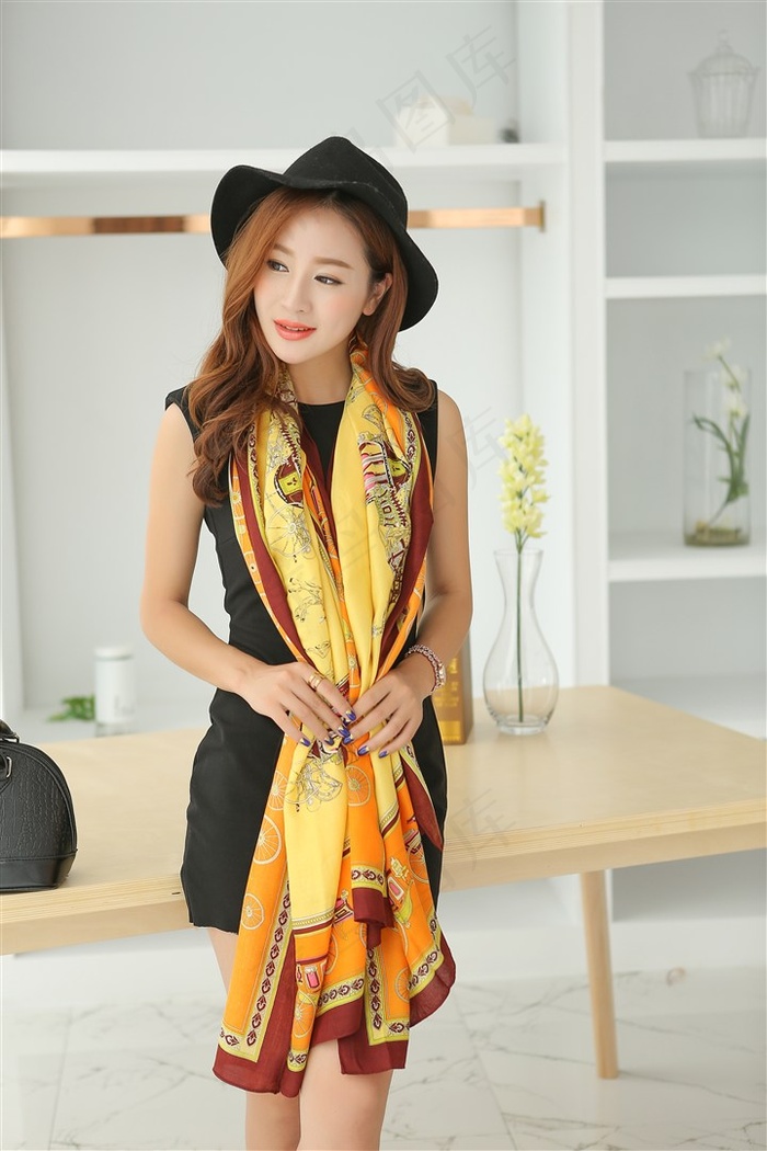 女生穿短袖胸前有两个眼睛